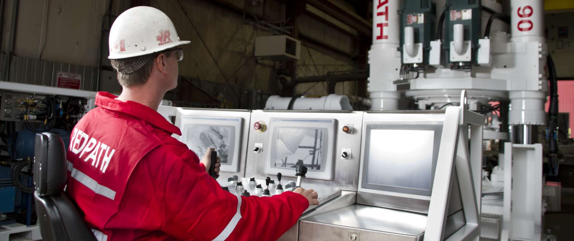 Une image d&rsquo;un employ&eacute; de Redpath utilisant une perceuse Raisebore 90.