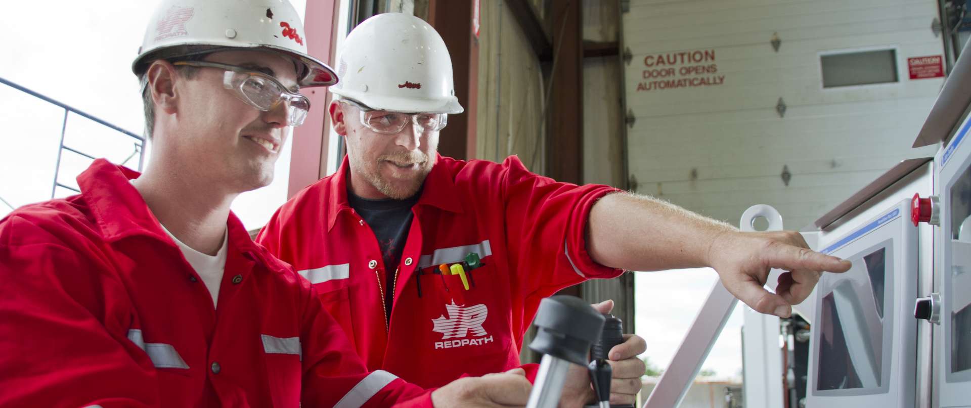 Une image des employ&eacute;s de Redpath qui utilisent un foret Raisebore 90.